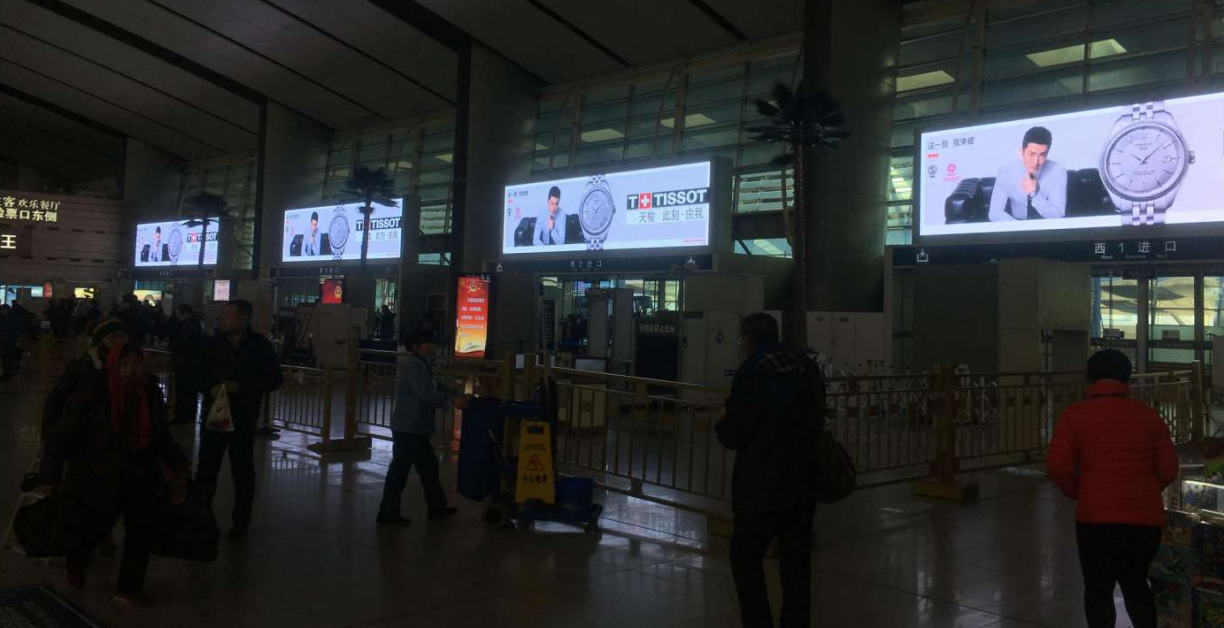 上海高铁站入口LED大屏广告